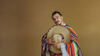 Çok renkli pançolu ve şapkalı genç Meksikalı..