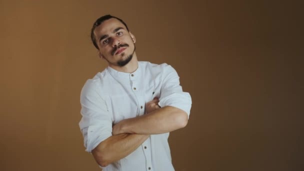 Chico mexicano en fondo de pared . — Vídeos de Stock