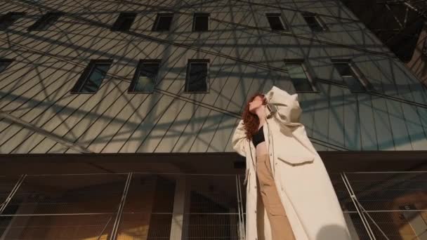 Jeune fille rousse. Concept de mode urbaine. — Video