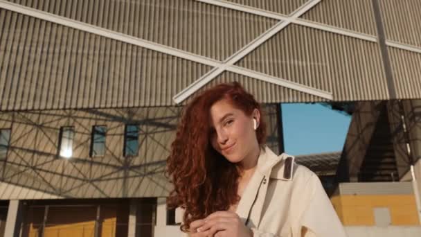 若い赤毛の女の子。アーバンファッションコンセプト. — ストック動画