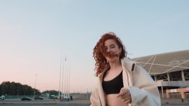 若い赤毛の女の子。アーバンファッションコンセプト. — ストック動画