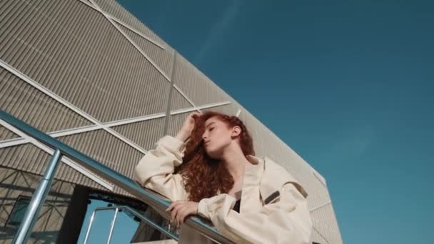 Jeune fille rousse. Concept de mode urbaine. — Video