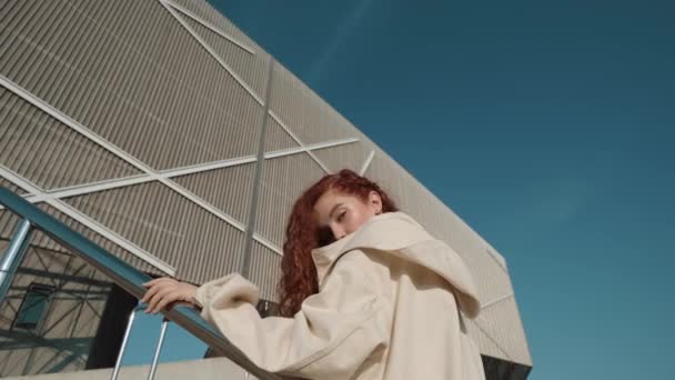 Jeune fille rousse. Concept de mode urbaine. — Video