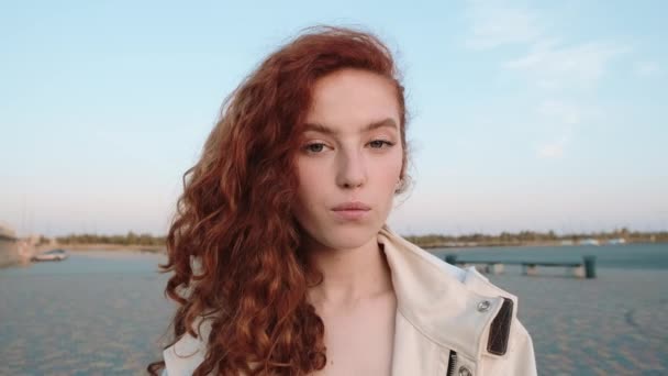 Fiatal vörös hajú lány. Városi divatkoncepció. — Stock videók