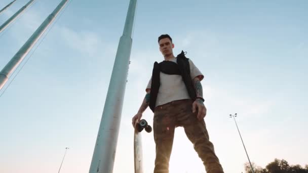 Urban Guy Stile di vita. Uomo con Skateboard. Subcultura Libertà. — Video Stock