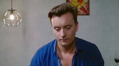 Evde dinlenen genç adamdan düşmüş..