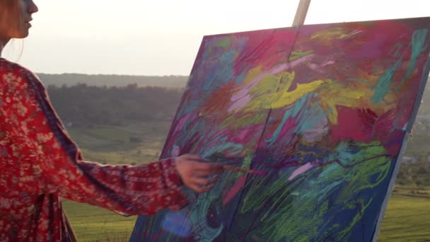 Junges Mädchen malt Bild in der Natur. Nahaufnahme. — Stockvideo