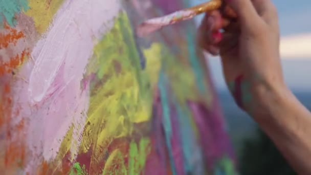 Artist Girls Hand med Brush. Hon gör skarpa rörelser medan hon målar på duk. — Stockvideo