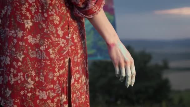 Lány művész festékek kép a kezét mártott festék. — Stock videók