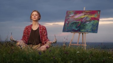 Genç Sanatçı Kız Doğada Yoga Yapıyor.