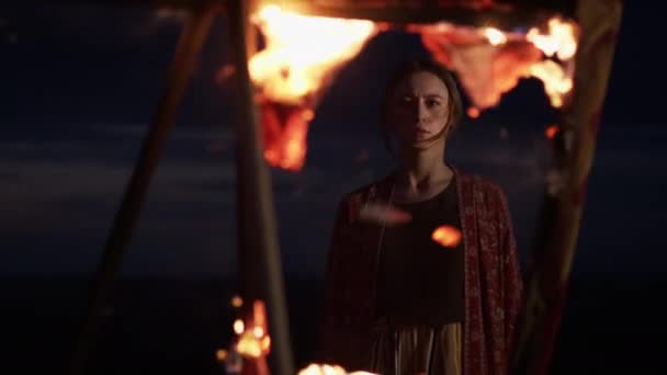Молода дівчина - художник тримає в природі в сутінках перед лицем скатертини з обжареним малюнком. — стокове відео