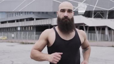 Sokakta koşuşturan sporcu çocuk..