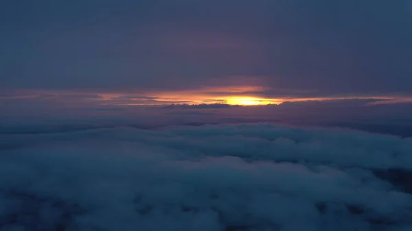 Sky. Nori groşi albi. Soarele răsare mult dincolo de nori . Imagini stoc fără drepturi de autor