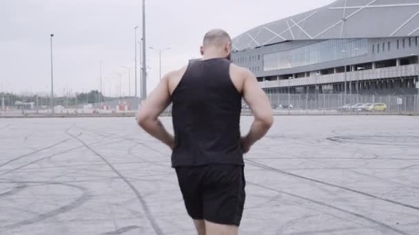 거리를 달리는 뚱뚱 한 남자. — 비디오