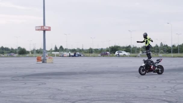 Kerl im Helm fährt stehend auf Motorrad. — Stockvideo