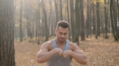 Ormanda Egzersiz Yapan Genç Adam.