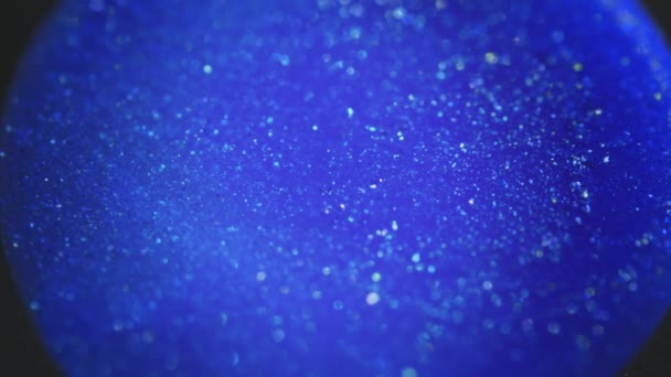 Blaue Eleganz. Runde blaue Schicht gefüllt mit transparenten Kristallen. Fluidkunst. — Stockvideo