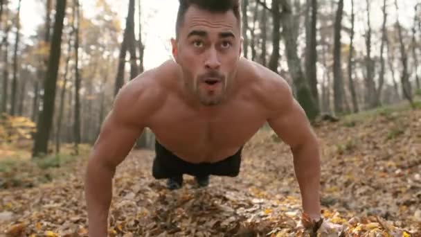 Sportowiec jest naciskany z ziemi w lesie. — Wideo stockowe