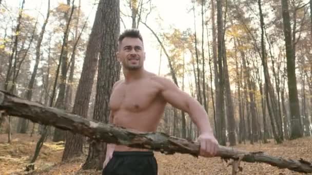 Mladý muž dělá cvičení v lese. — Stock video