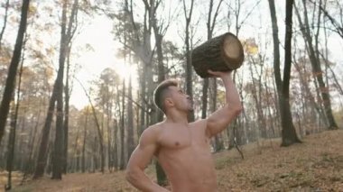 Ormanda Egzersiz Yapan Genç Adam.