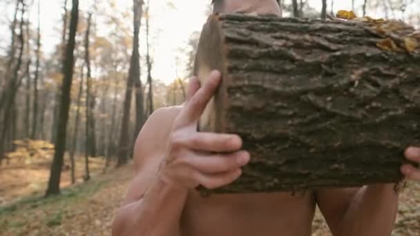 Ormanda Egzersiz Yapan Genç Adam. — Stok video