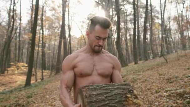 Giovane uomo che fa esercizi nella foresta. — Video Stock