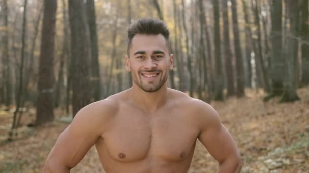 Pemuda Athletic Guy Dengan Naked Torso Stand In The Woods. — Stok Video