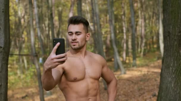 Forte nudo busto ragazzo stand in autunno parco. — Video Stock