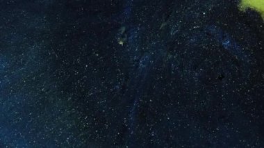 Renkler Oyunu. Sıvı Sanat. Parlak Mavi-Yeşil Sıvı Akıyor.