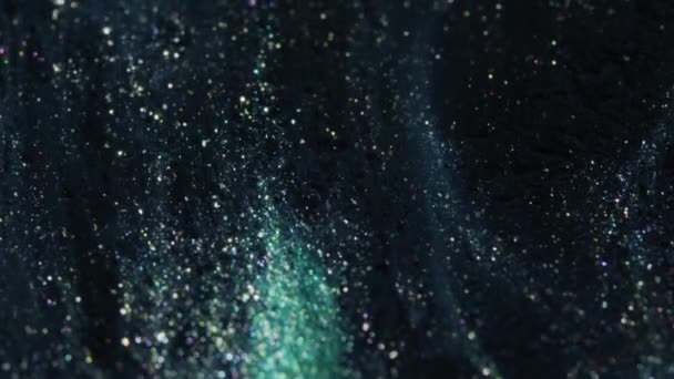 Çok renkli Kristaller Mavi Arkaplanda Parlıyor. Sıvı Sanat. — Stok video