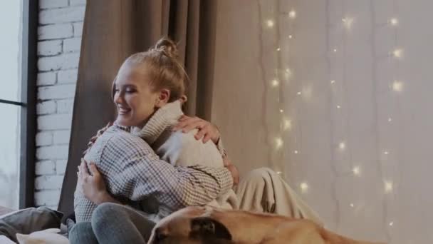 Nouvel An. Jeune couple dans un appartement confortable. Couple et leur chien au lit. — Video