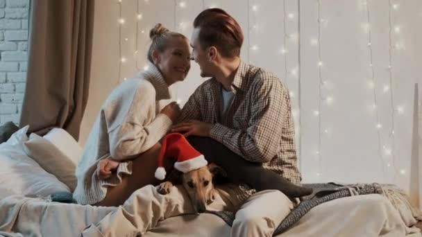 Nytt år. Par och deras hund. — Stockvideo