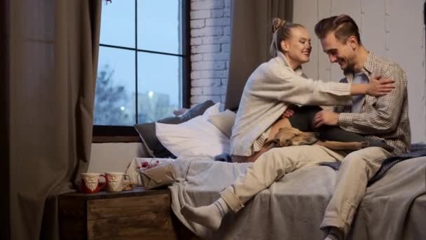 Neujahr. Junges Paar an Silvester mit Hund zu Hause. — Stockvideo