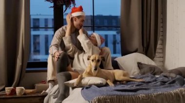 Yeni yıl. Yeni yıl arifesinde genç bir çift köpekleriyle evde..