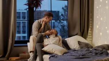 Yeni yıl. Yeni yıl arifesinde evde genç bir çift.