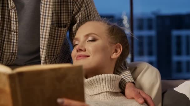 Año Nuevo. Joven pareja lectura libro en la cama. — Vídeos de Stock