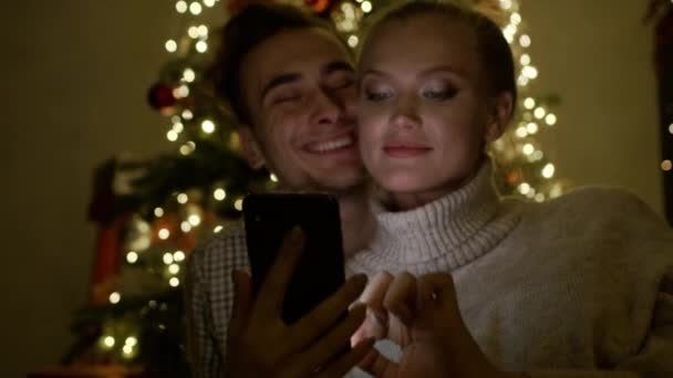 Ano Novo. Casal jovem com telefones celulares em mãos. — Vídeo de Stock