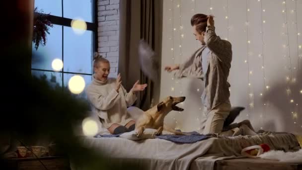 Neujahr. Junges Paar an Silvester mit Hund zu Hause. — Stockvideo