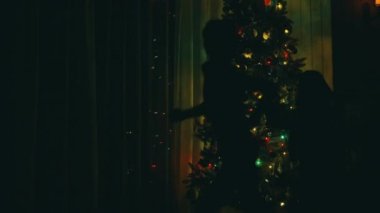 Yeni yıl. Noel ağacının yanındaki odada koşan çocuklar. Oda Gark..