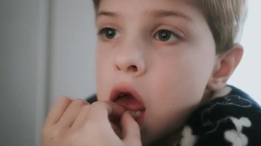 Sarı saçlı bir oğlanın portresi. Tasarlanmış Yüz İfadesi Olan Sakin Çocuk.