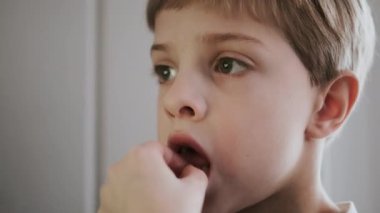 Sarı saçlı bir oğlanın portresi. Tasarlanmış Yüz İfadesi Olan Sakin Çocuk.