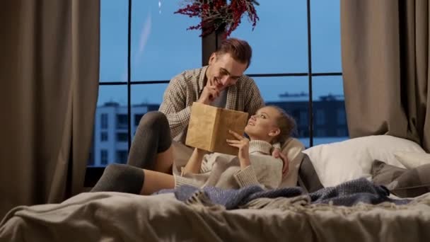 Neujahr. Junges Paar liest Buch im Bett. — Stockvideo