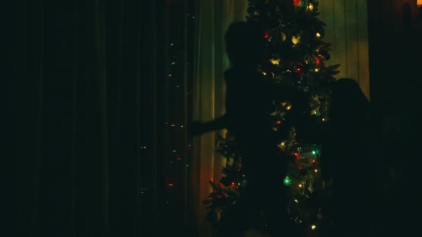 Capodanno. Bambini che corrono nella stanza vicino all'albero di Natale. La stanza è Gark. — Video Stock