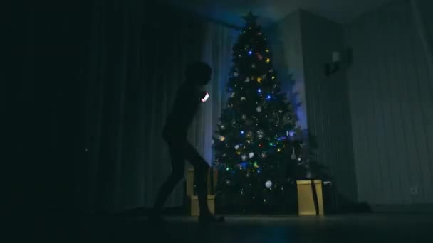 Capodanno. Bambini che corrono nella stanza vicino all'albero di Natale. La stanza è Gark. — Video Stock