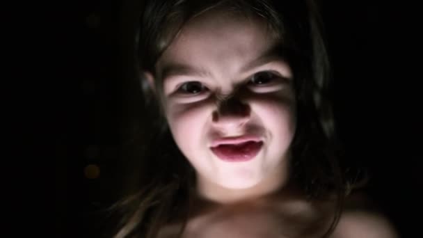 Faccia di bambina mostrando spaventoso espressione su il suo faccia. — Video Stock