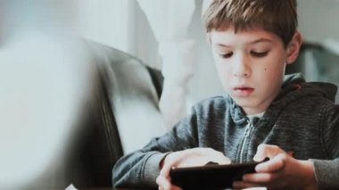 Çocuk Tablette Oyun Oynuyor