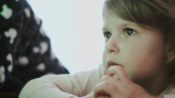 Bonito menina é obcecado com algo assistindo. — Vídeo de Stock