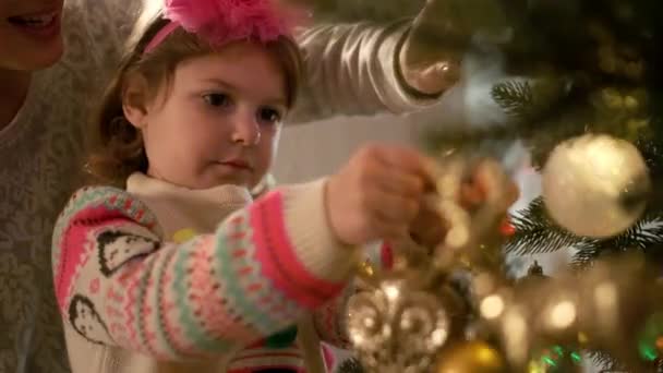 Nytt år. Mamma med sin lilla dotter dekorera julgranen. — Stockvideo