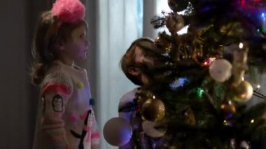 Yeni yıl. Çocuklar Noel Ağacı 'nı süslüyor.