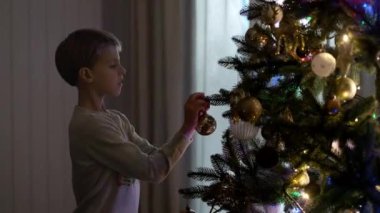 Yeni yıl. Çocuk Noel Ağacı 'nı süslüyor.